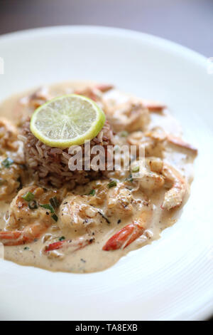 Gegrillte Garnelen Garnelen mit Knoblauch, Zitronensaft und Gewürzen mit Reis Stockfoto
