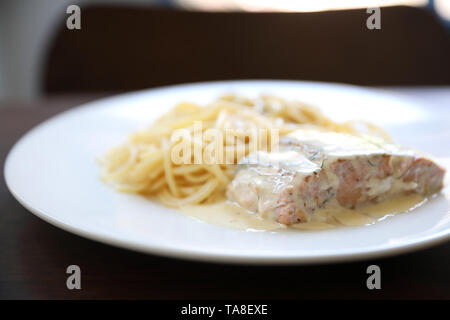 Gegrillter Lachs mit Zitrone Sauce mit den Nudeln Stockfoto