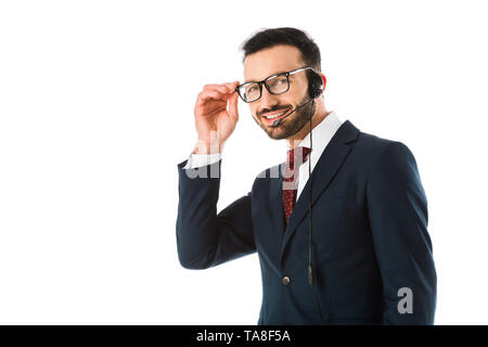 Lächelnd Call Center Betreiber in Headset auf Kamera und berühren Gläser isoliert auf weiss Stockfoto