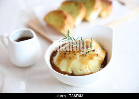 Kartoffelpüree mit Soße und Brot Stockfoto