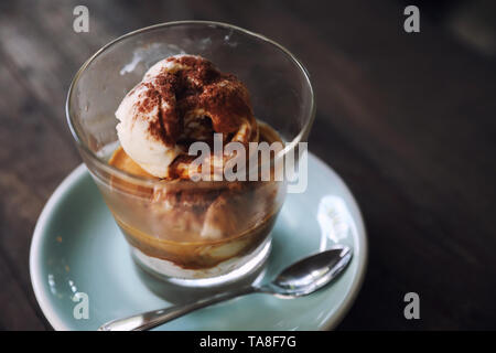 Affogato Kaffee mit Eis Stockfoto