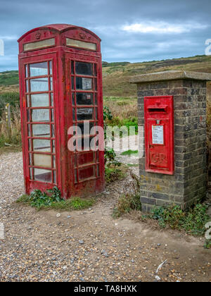 Alte Post Box und Telefon an Birling Gap, Eastbourne, Großbritannien Stockfoto