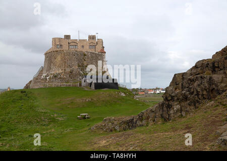 Lindisfarne Castle, erbaut auf Felsen, Beblowe auf Lindisfarne in Northumberland, England. Lindisfarne wird auch als Heilige Insel bezeichnet. Stockfoto