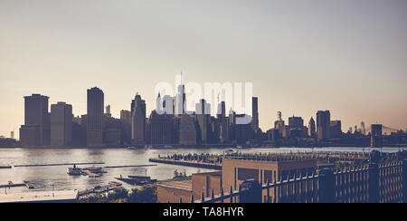 Vintage getonten Bild von New York City Silhouette von der Brooklyn Heights Promenade bei Sonnenuntergang, USA gesehen. Stockfoto