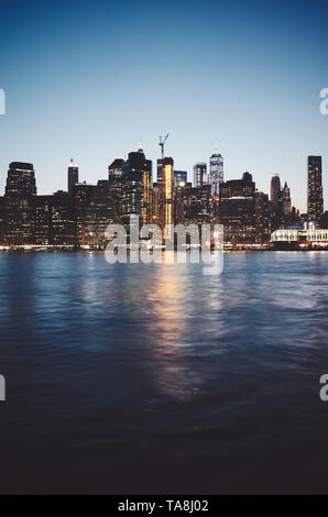 New York City bei Dämmerung, Farbe getonte Bild, USA. Stockfoto