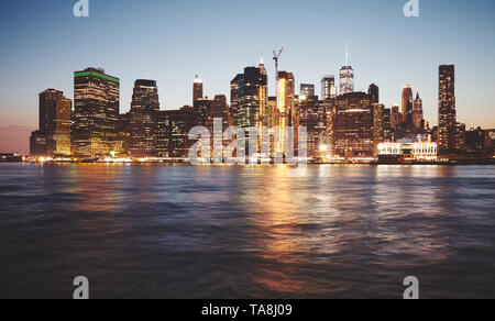 New York City bei Dämmerung, Farbe getonte Bild, USA. Stockfoto