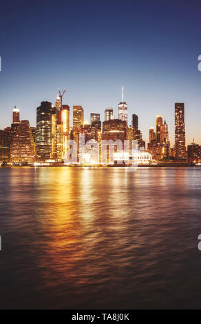 Manhattan vom Brooklyn in der Abenddämmerung gesehen, Farbe getonte Bild, New York City, USA. Stockfoto