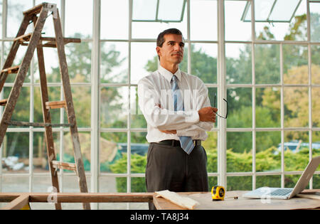 Unternehmer stehen vor Ort mit verschränkten Armen. Stockfoto