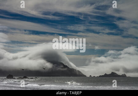 Diese Aufnahme wurde im nördlichen Teil von San Francisco, die Stadt ist Pacifica an einem Sommernachmittag mit dem Nebel rollen in den Strand und die Hügel. Stockfoto