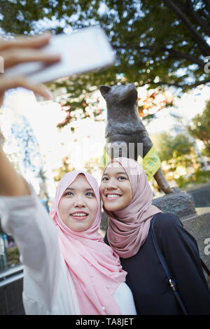 Junge Süd-Ost asiatischen Frauen genießen Sehenswürdigkeiten in Tokio Stockfoto