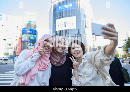 Junge Süd-Ost asiatischen Frauen genießen Sehenswürdigkeiten in Tokio Stockfoto