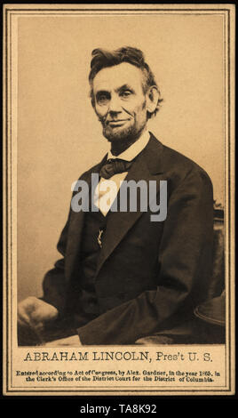 Halber Baulänge sitzt Portrait von Abraham Lincoln, Präsident, USA, Foto von Alexander Gardner, Washington DC, USA, 1865 Stockfoto