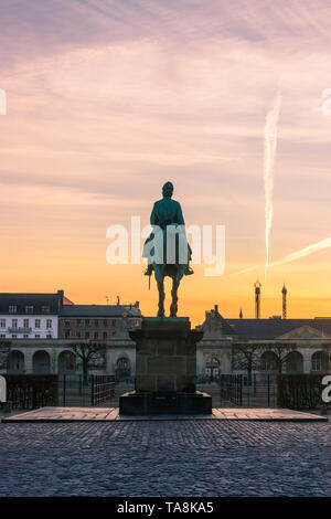 Schloss Christiansborg Reiterstatue Christian IX in Kopenhagen bei Sonnenuntergang, im Hintergrund Tivoli Stockfoto