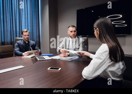 Start business, Creative Business Menschen unterschiedlichen Alters und Rennen sammeln im Tagungsraum in dunklen modernen Büro Innenraum, vivously diskutieren Stockfoto