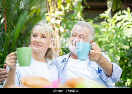 Glückliche Momente. Freudige Rentenalter nettes Paar in Kaffee und Lachen, während ihre Zeit zusammen genießen - Bild Stockfoto