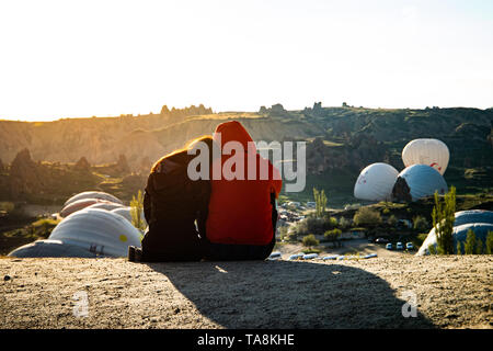 Paar Liebhaber warten auf die Ballons Start in Sunrise in kapadokya, Göreme Türkei Stockfoto