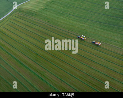 Drone Schuß von Traktoren Arbeiten an Landwirtschaft Feld Stockfoto