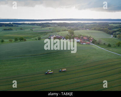 Luftaufnahme der Landwirtschaft fiel mit Traktoren Erntetechnik Heu in Deutschland Stockfoto