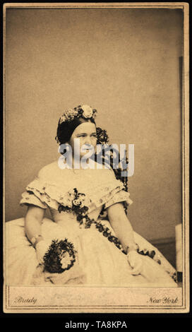 Mary Todd Lincoln, sitzt Portrait tragen Ballkleid und Holding Blumenstrauß, Fotografie von Mathew Brady, Brady-Handy Foto Sammlung, 1861 Stockfoto