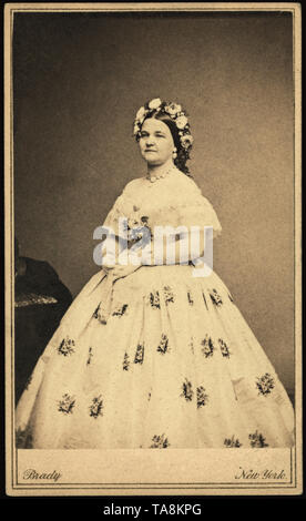 Mary Todd Lincoln, in voller Länge Porträt tragen Ballkleid, Fotografie von Mathew Brady, Brady-Handy Foto Sammlung, 1861 Stockfoto