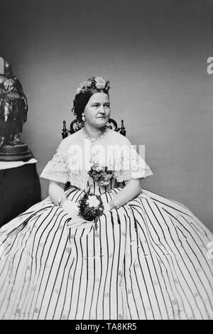 Mary Todd Lincoln, Kartenlänge sitzt Portrait tragen Ballkleid, Brady-Handy Foto Sammlung, 1861 Stockfoto