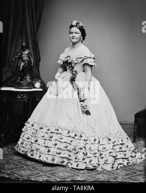 Mary Todd Lincoln, in voller Länge Porträt tragen Eröffnungs Ballkleid, Brady-Handy Foto Sammlung, 1861 Stockfoto