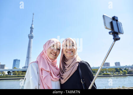 Junge Süd-Ost asiatischen Frauen genießen Sehenswürdigkeiten in Tokio Stockfoto