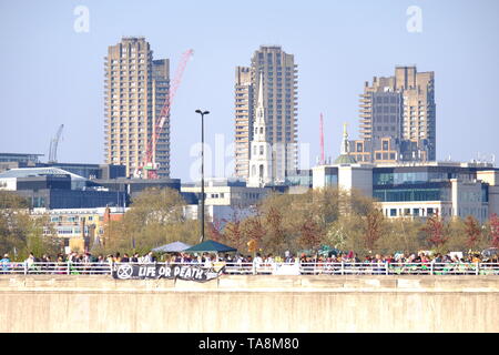 Waterloo Bridge und die Skyline von London während des sechsten Tages aussterben Rebellion der offiziellen Protest fotografiert. Stockfoto