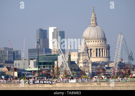 Waterloo Bridge und die Skyline von London während des sechsten Tages aussterben Rebellion der offiziellen Protest fotografiert. Stockfoto