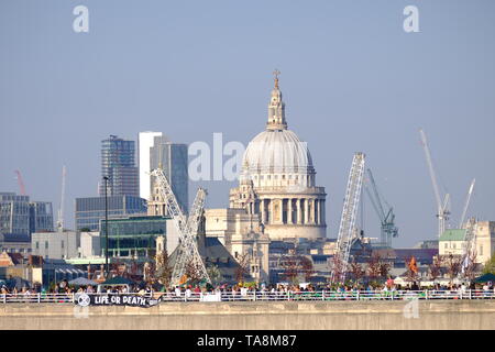 Waterloo Bridge und die Skyline von London während des sechsten Tages aussterben Rebellion der offiziellen Protest fotografiert. Stockfoto