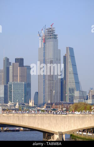 Waterloo Bridge und die Skyline von London während des sechsten Tages aussterben Rebellion der offiziellen Protest fotografiert. Stockfoto