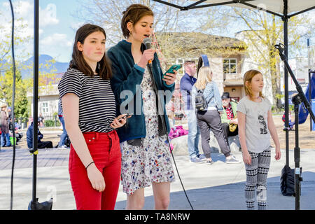 Sustainabiliteens Sprecherin Rebecca Hamilton am Earth Day Festival, Vancouver, British Columbia, Kanada spricht Stockfoto