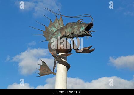 Fisch Skulptur mit bewölktem Himmel, Kunstwerk am Hafen, Plymouth, Devon, England, Großbritannien Stockfoto