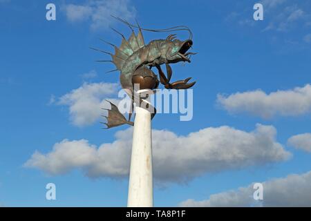 Fisch Skulptur mit bewölktem Himmel, Kunstwerk am Hafen, Plymouth, Devon, England, Großbritannien Stockfoto