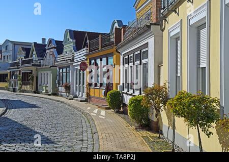 Straße, Wohnhäuser in der Alexandrinenstrasse, Warnemünde, Mecklenburg-Vorpommern, Deutschland Stockfoto