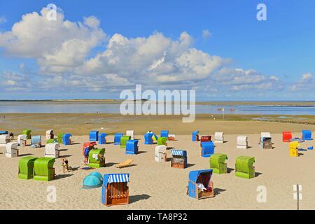 Badestrand, Sandstrand mit bunten Strandkörbe in Utersum, Fohr, Nordsee, Nordfriesische Inseln, Nordfriesland, Schleswig-Holstein, Deutschland Stockfoto