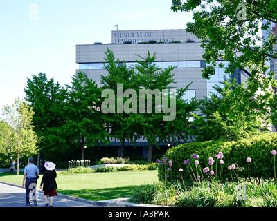 Paar auf der Battery Park City Esplanade vor dem Museum der jüdischen Erbe, eine lebendige Erinnerung an den Holocaust, New York, NY, USA. Stockfoto