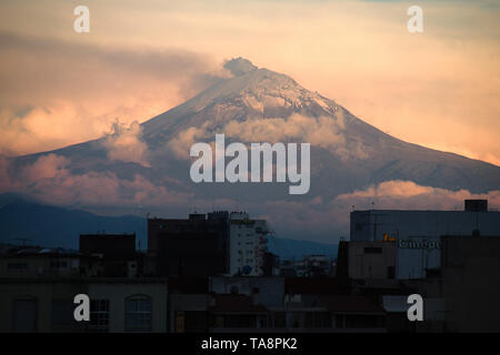 Mexiko City, Mexiko - 2018: Blick auf den Popocatépetl Vulkan, ein aktiver stratovulkan, in den Bundesstaaten Puebla und Morelos entfernt. Stockfoto