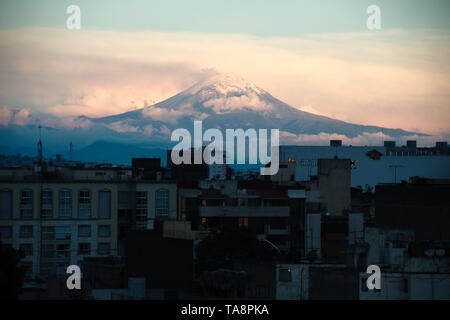 Mexiko City, Mexiko - 2018: Blick auf den Popocatépetl Vulkan, ein aktiver stratovulkan, in den Bundesstaaten Puebla und Morelos entfernt. Stockfoto