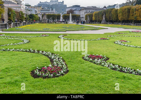 Salzburg, Österreich - Oktober 29, 2018: Mirabellgarten oder Schloss Mirabell Garten Garten von Schloss Mirabell Stockfoto