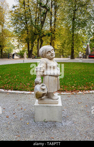 Salzburg, Österreich - Oktober 29, 2018: Zwerg Statuen in den Zwerg Garten. Mirabellgarten oder Schloss Mirabell Garten Garten von Schloss Mirabell Stockfoto