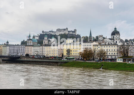 Salzburg, Österreich - Oktober 29, 2018: Blick auf Salzburg von makartsteg Brücke Stockfoto