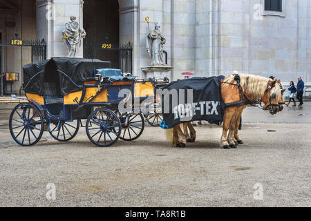 Salzburg, Österreich - Oktober 29, 2018: Traditionelles Pferd - Fiaker Beförderung auf der Straße in der Altstadt von Salzburg gezeichnet Stockfoto