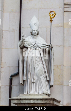 Salzburg, Österreich - Oktober 29, 2018: Statue auf der Fassade des Salzburger Dom und Salzburger Dom ist Barocke römisch-katholische Kirche Stockfoto