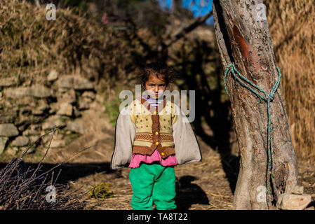 Kullu, Himachal Pradesh, Indien - Januar 17, 2019: Portrait von Mädchen in die Berge des Himalaya Menschen Stockfoto