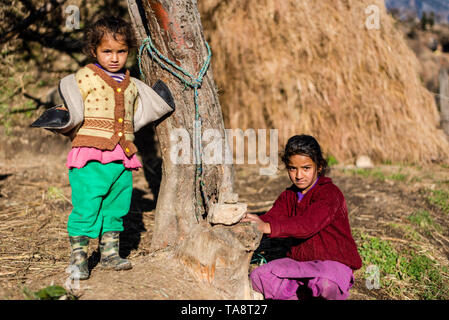 Kullu, Himachal Pradesh, Indien - Januar 17, 2019: Portrait von Mädchen in die Berge des Himalaya Menschen Stockfoto