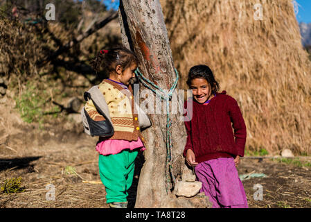 Kullu, Himachal Pradesh, Indien - Januar 17, 2019: Portrait von Mädchen in die Berge des Himalaya Menschen Stockfoto