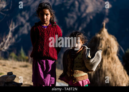 Kullu, Himachal Pradesh, Indien - Januar 17, 2019: Portrait von Mädchen in die Berge des Himalaya Menschen Stockfoto