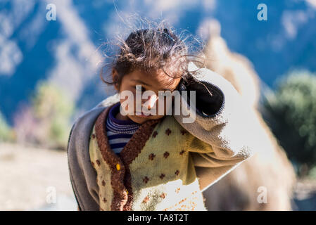 Kullu, Himachal Pradesh, Indien - Januar 17, 2019: Portrait von Mädchen in die Berge des Himalaya Menschen Stockfoto