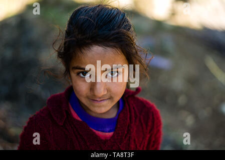 Kullu, Himachal Pradesh, Indien - Januar 17, 2019: Portrait von Mädchen in die Berge des Himalaya Menschen Stockfoto